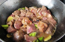 炖牛肉的做法大全家常,火候与调料的艺术，温暖冬日餐桌的佳肴