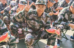 娱乐吃瓜军训,军训学子欢乐“吃瓜”大赛，清凉一夏！